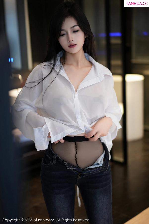   [XiuRen]高清写真图 2023.11.10 No.7645 谭小灵 牛仔裤美腿第19张图片
